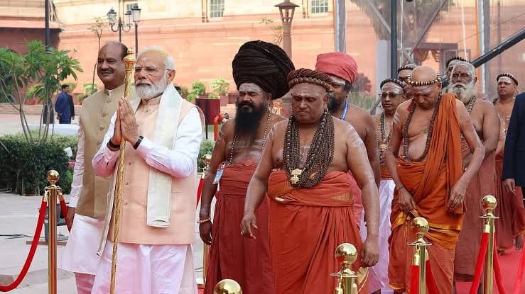 Hon'ble PM Narendra Modi & Adheenam Gurus